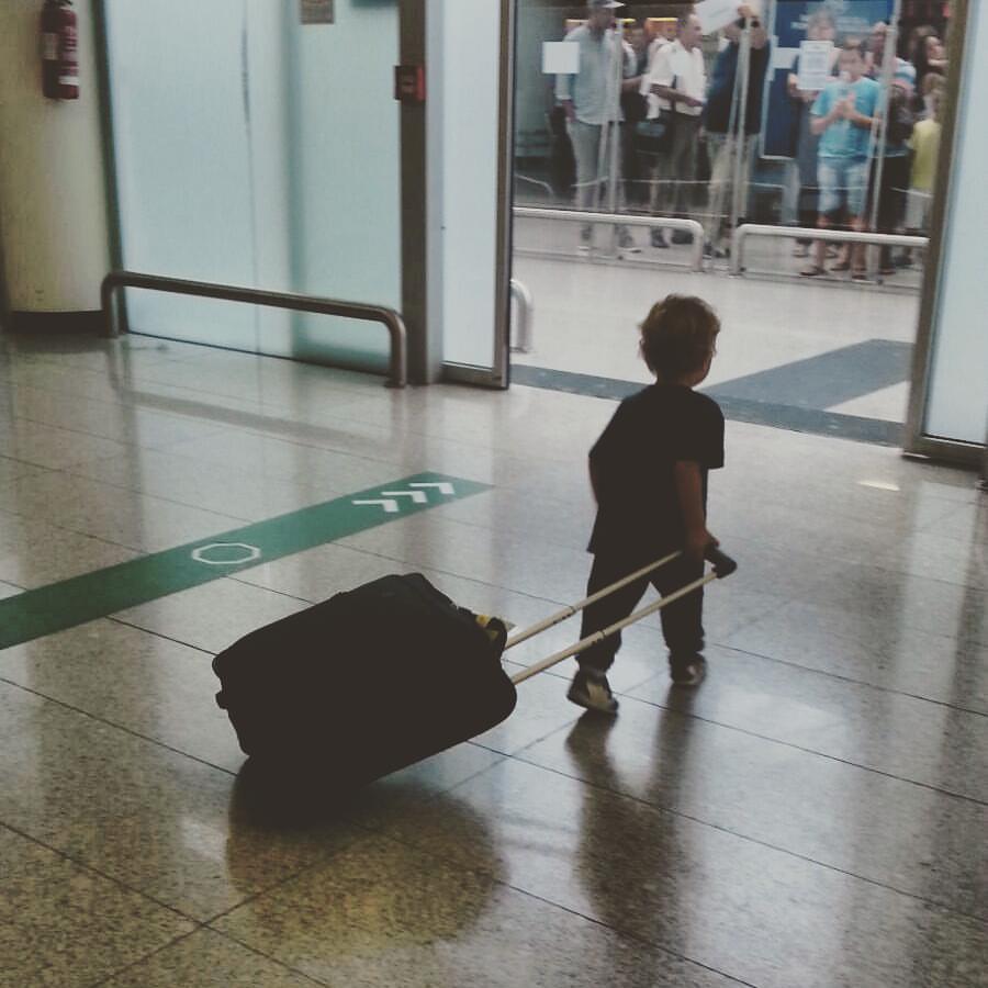 bambino con la valigia