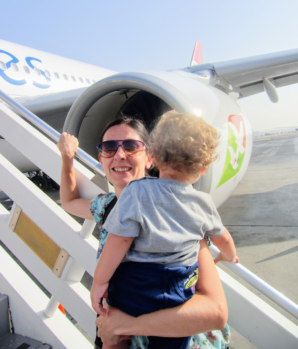 mamma e figli che viaggiano in aereo