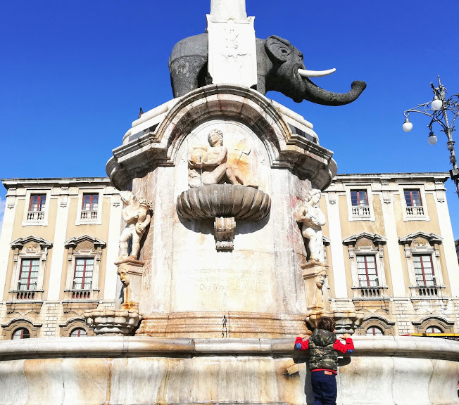 un bambino che osserva l'elefante di Catania per un tour in Sicilia Orientale