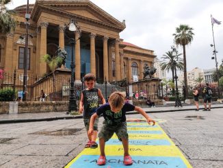 bambini che giocano in piazza a Palermo