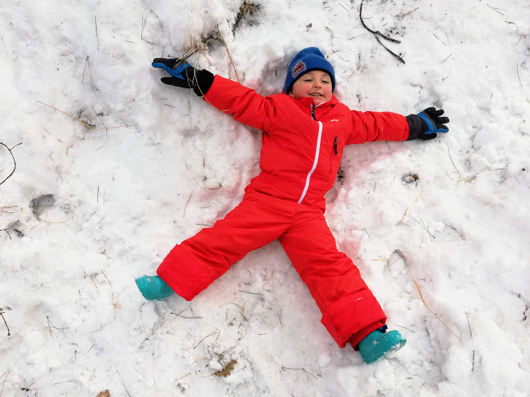 un bambino che gioca sulla neve in inverno