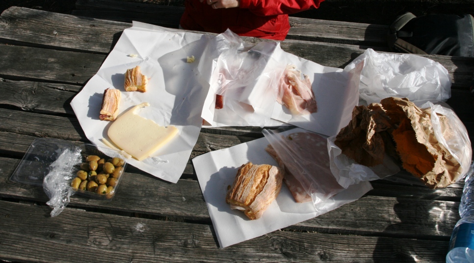 picnic a base di pane, formaggio, olive e salumi