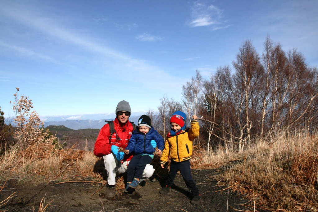 papà con bambini sull'Etna