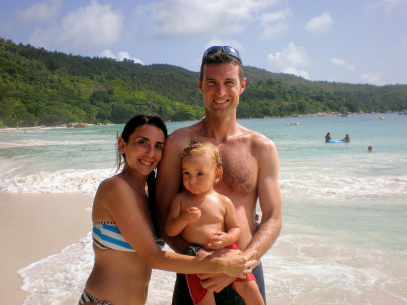 coppia in viaggio di nozze alle seychelles con bambino