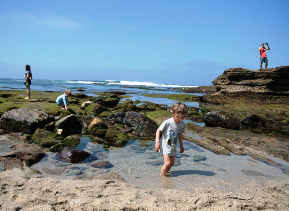 bambino che gioca in spiaggia a San Diego