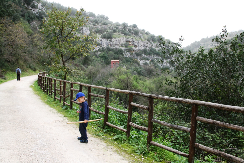 bambino che fa trekking a Pantalica