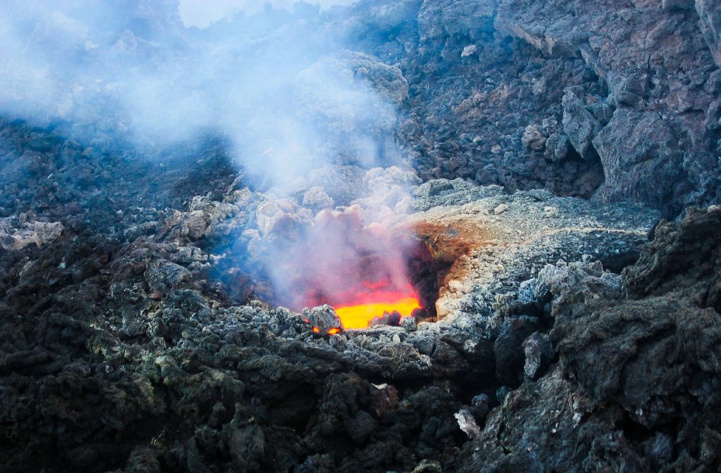 lava che fuoriesce dal vulcano Etna in Sicilia