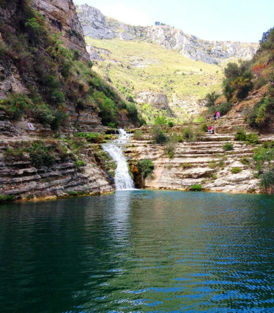 cascata e lago in Sicilia