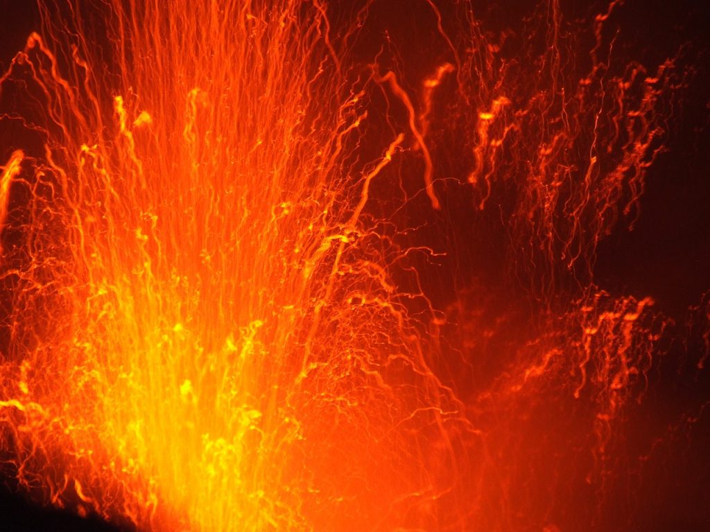 lava allo Stromboli isole Eolie