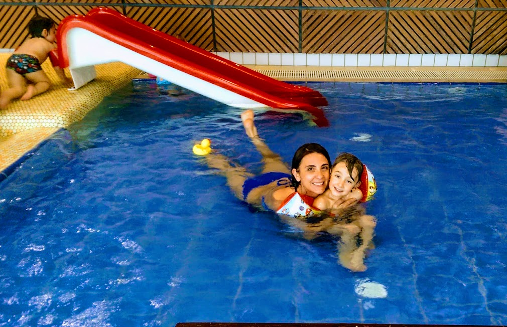 mamma e bambino in piscine alle terme in Slovenia