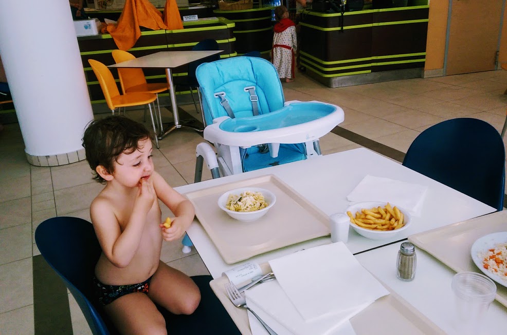 bambino che mangia alle terme in Slovenia