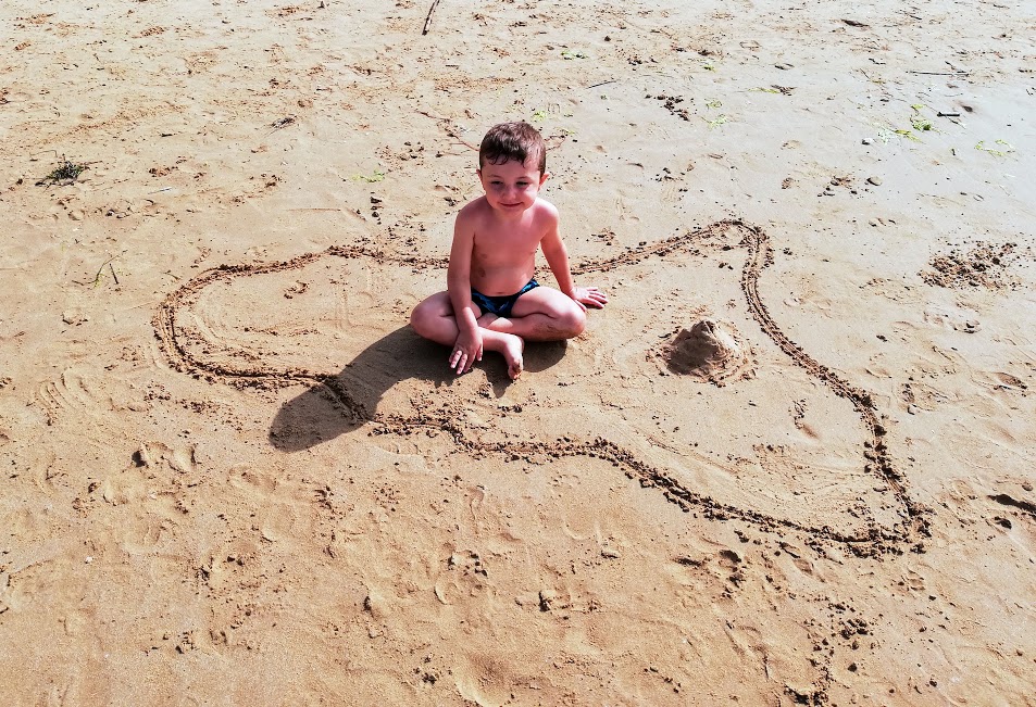bambino che gioca su una spiaggia a Donnalucata