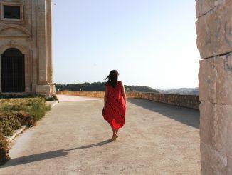 donna che cammna a Scicli