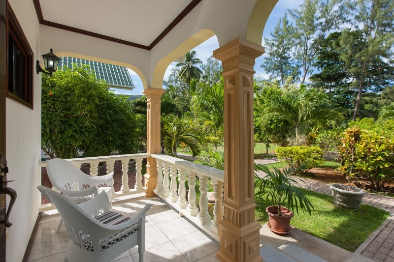 vista dal portico di una casa alla Digue alle Seychelles