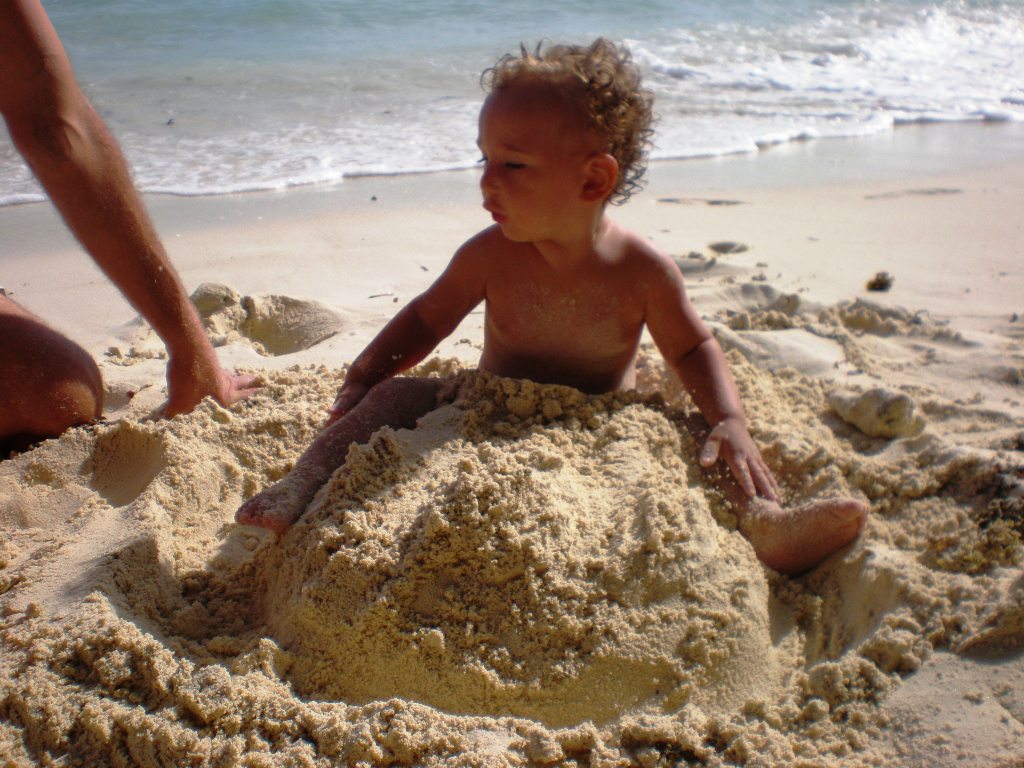 un bambino che gioca sulla spiaggia alle Seychelles