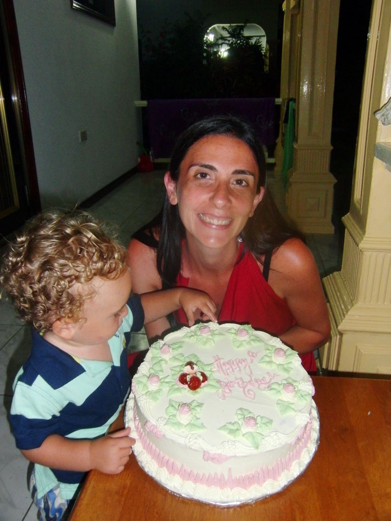 mamma e bambino che festeggiano il compleanno alle seychelles