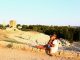una mamma e un bambino che si abbracciano al parco archeologico della nepolis di siracusa