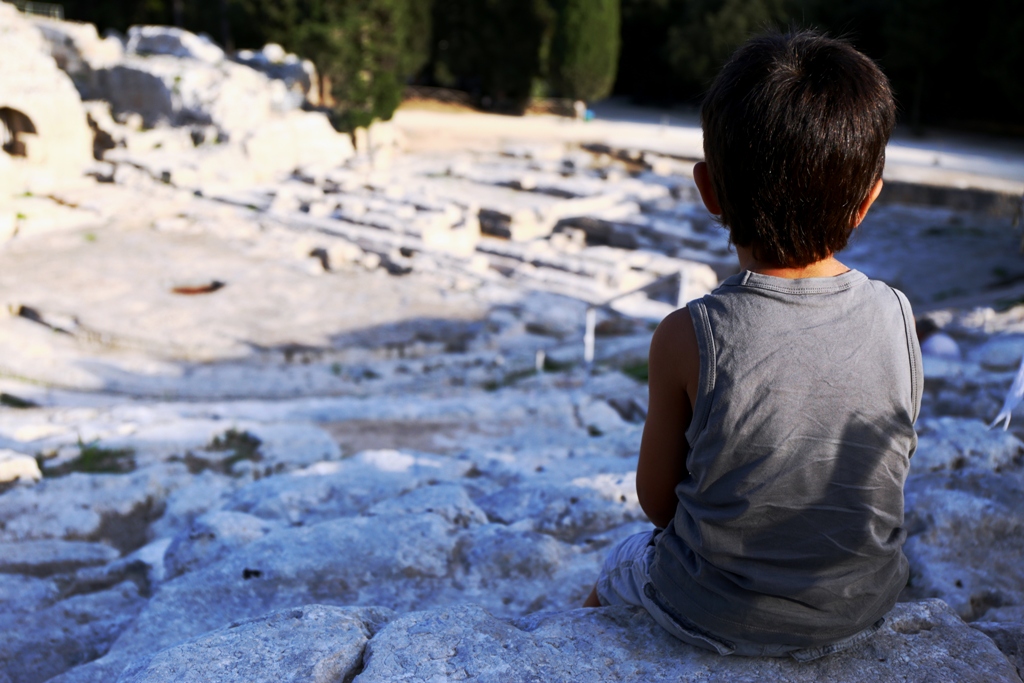 Parco Archeologico della Neapolis di Siracusa con i bambini-teatro greco3
