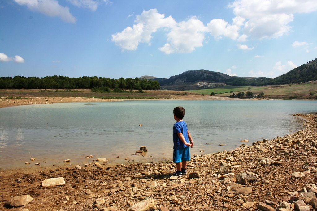 un bimbo che gioca al lago di Piana degli Albanesi