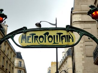 insegna della metropolitana di parigi
