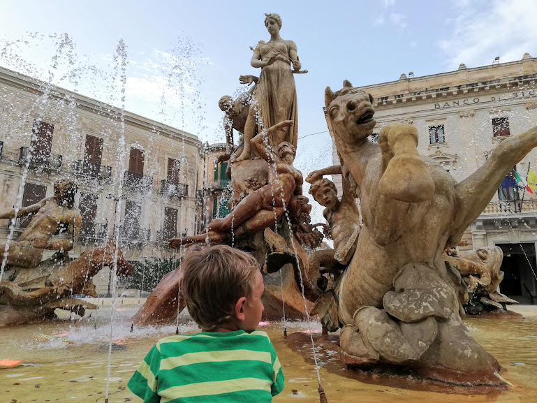 Fontana di Diana a Siracusa per un tour con bambini in Sicilia Orientale