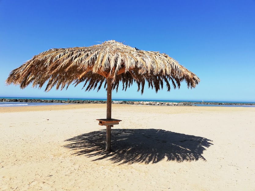 spiaggia con ombrellone a Donna Lucata in Sicilia