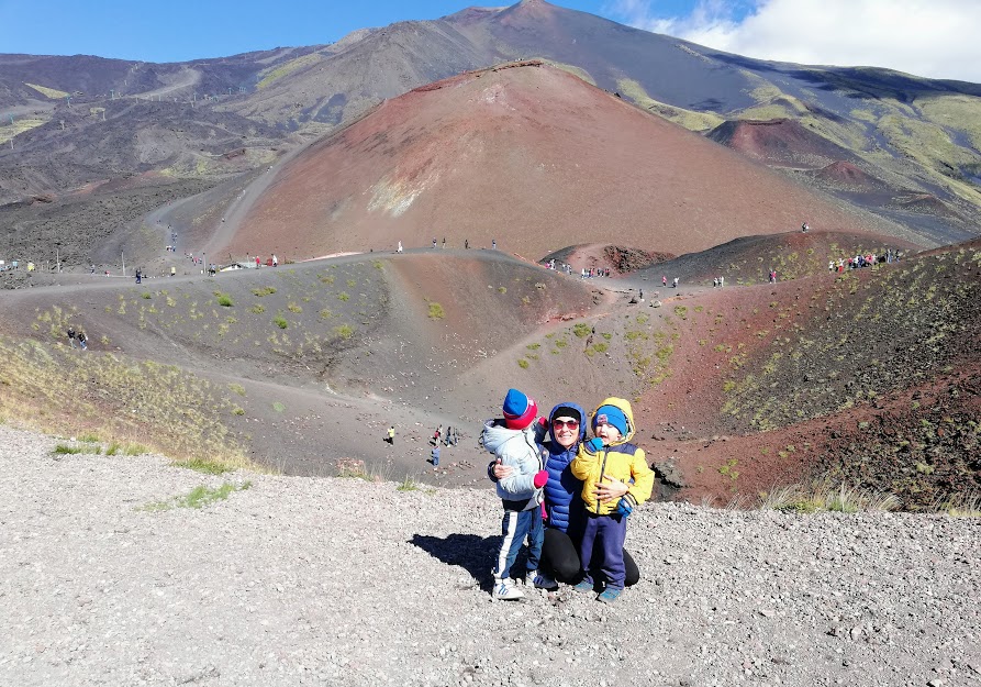 mamma e bambini sull'Etna