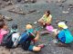 maestra con bambini in gita scolastica sull'Etna