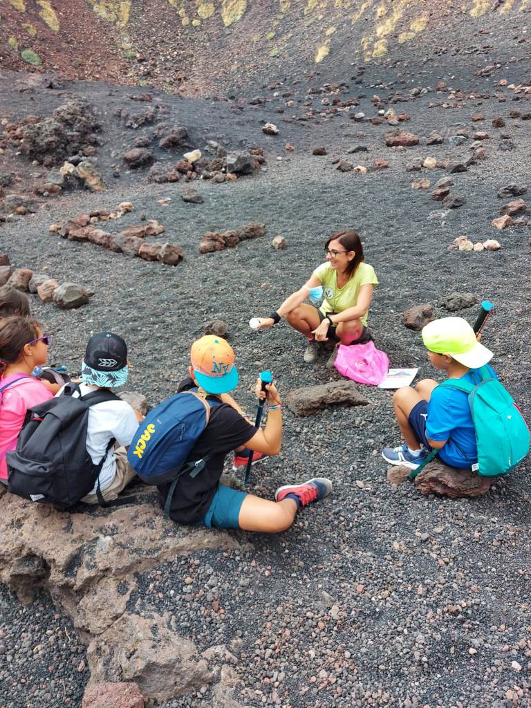 maestra con bambini in gita scolastica sull'Etna