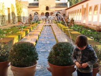 un bambino all'Alhambra di Granada
