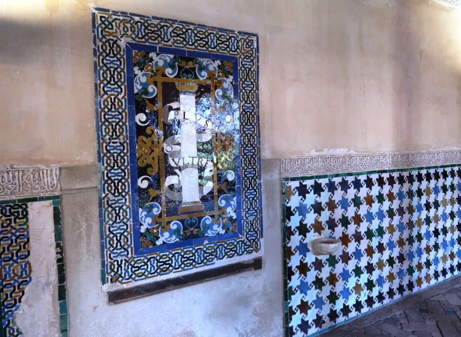 alhambra con bambini-mosaici