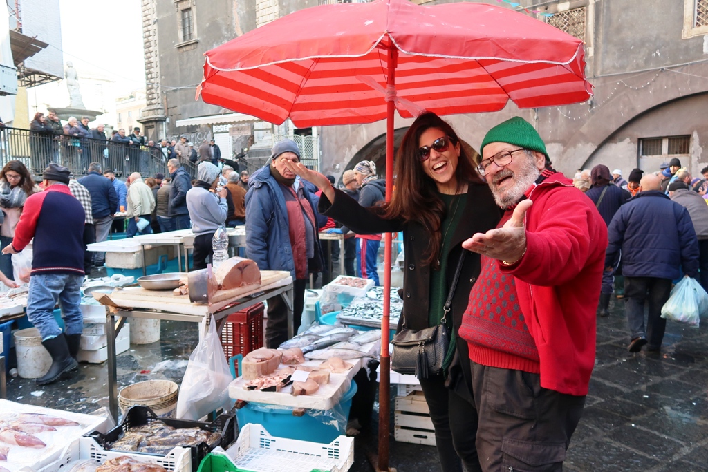 pescatori al mercato del pesce di Catania