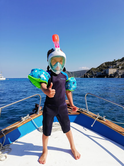 bambino sulla barca con la maschera easybreath junior