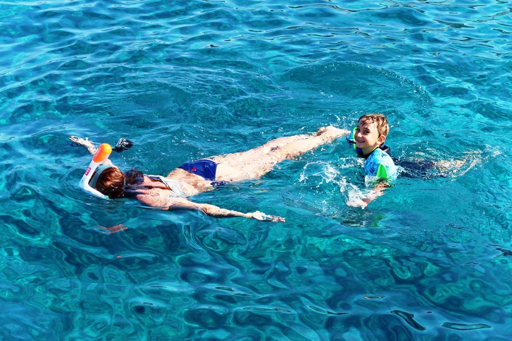 mamma e bambino che fanno snorkeling con la maschera easybreath di Decathlon
