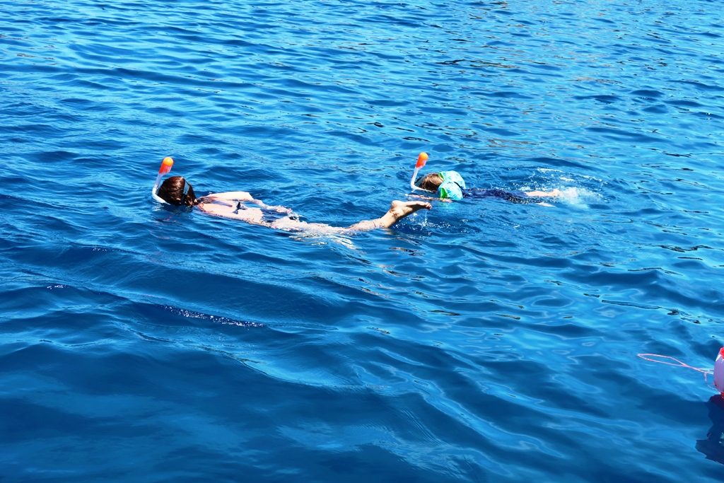 mamma e bambino che fanno snorkeling con la maschera easybreath per bambini