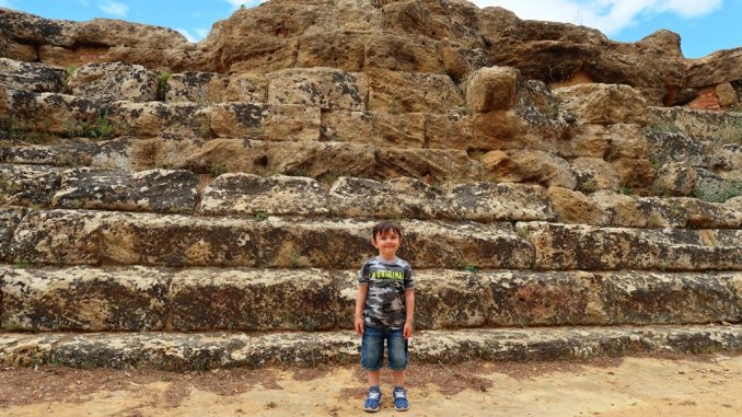 un bambino davanti al Tempio di Giove al sito archeolgico della Valle dei Templi