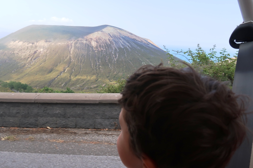 Eolie con bambini-vista vulcano