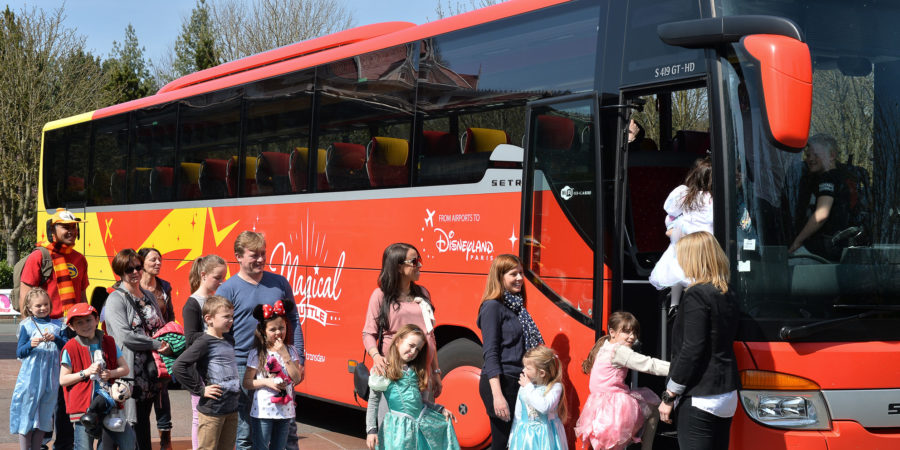 autobus rosso che porta a Disneyland Paris