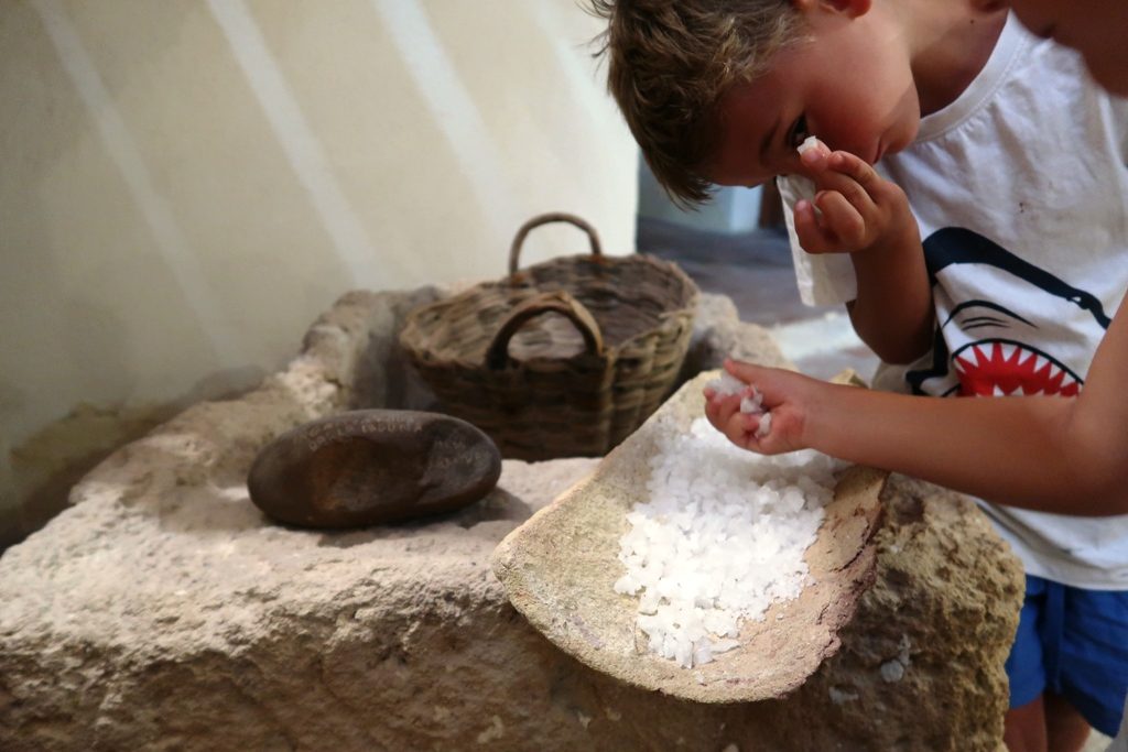 un bambino al museo del sale di Marsala