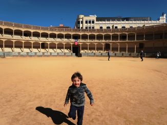 un bambino che gioca in un arena in Andalusia