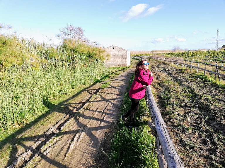 una donna in escursione vicino Siracusa alla riserva naturale fonte ciane