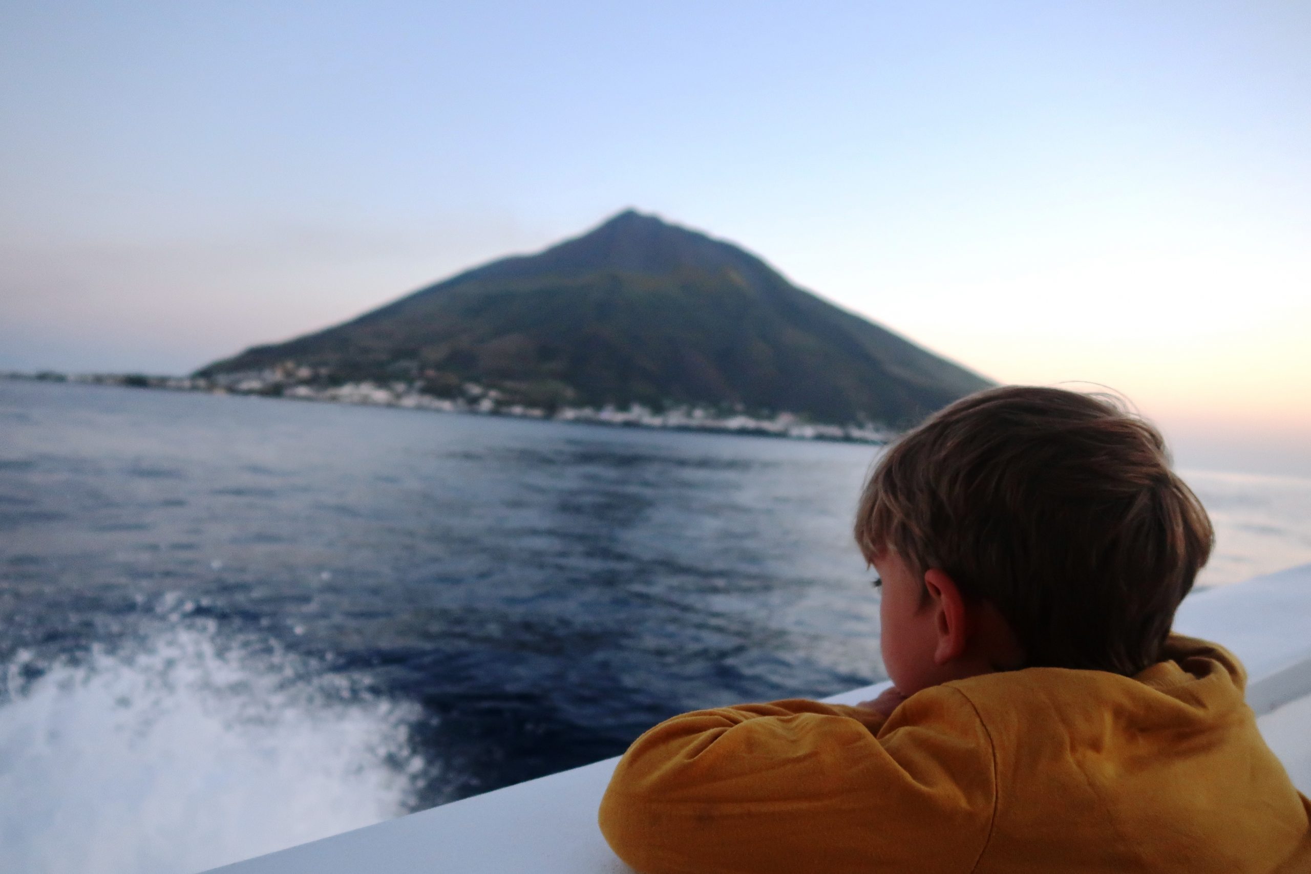 un bambino che osserva il vulcano Stromboli