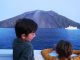 due bambini che osservano il vulcano stromboli