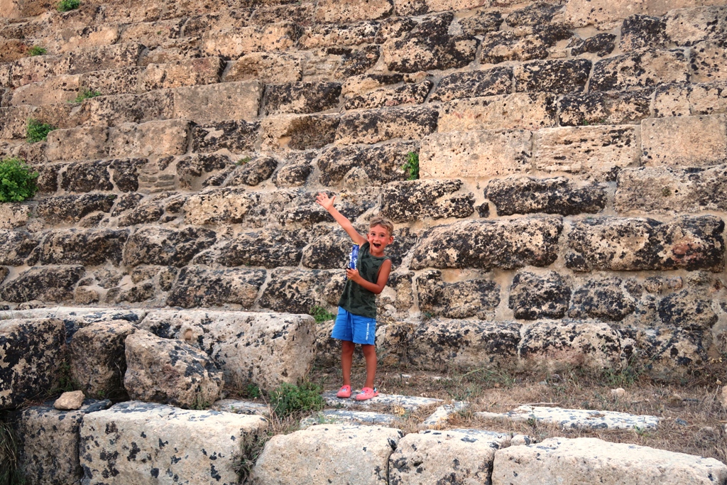 un bambino che sorride all'acropoli di selinunte
