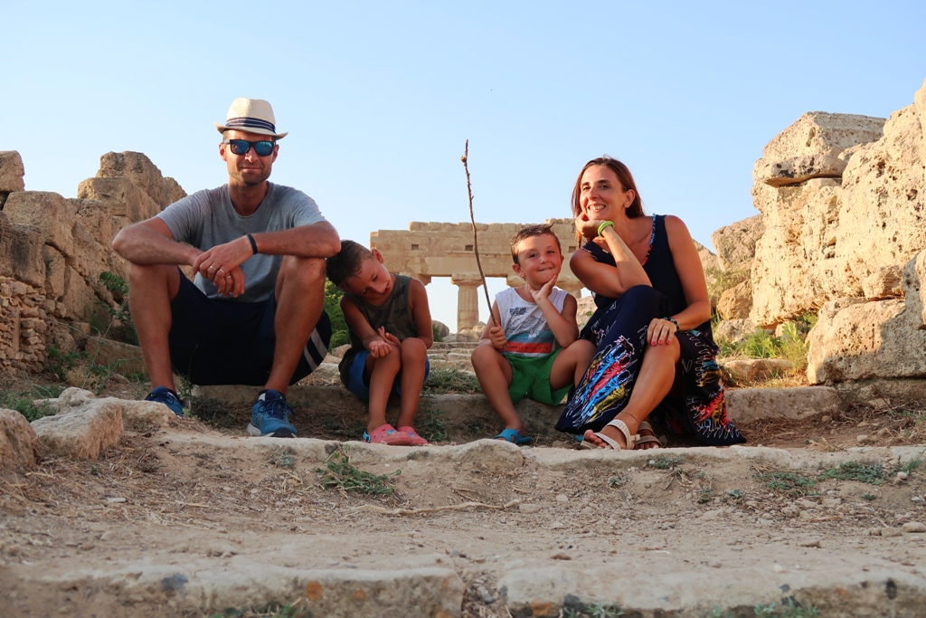 una famiglia in vacanza a Selinunte