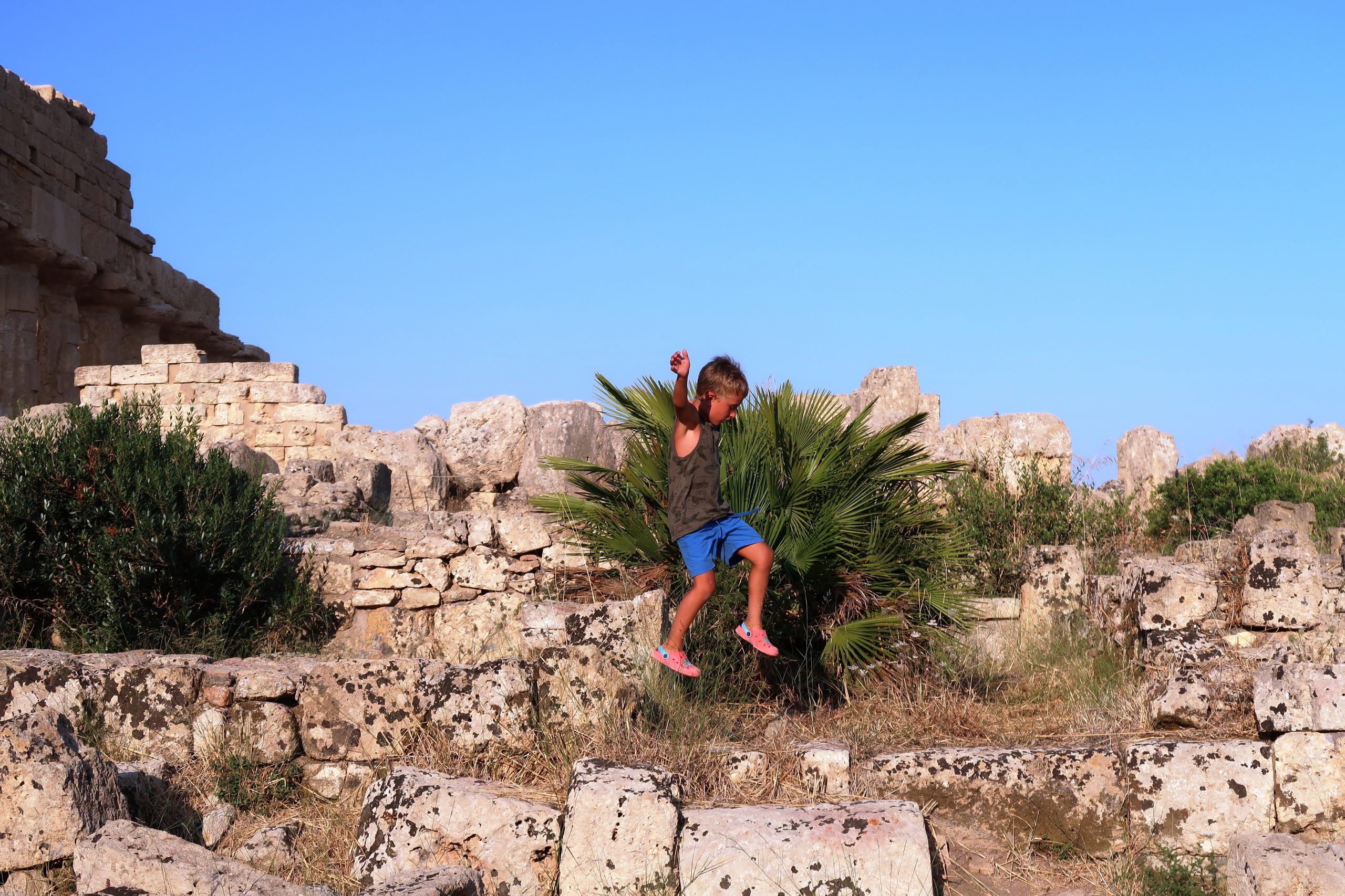 bambino che salta al sito archeologico di Selinunte