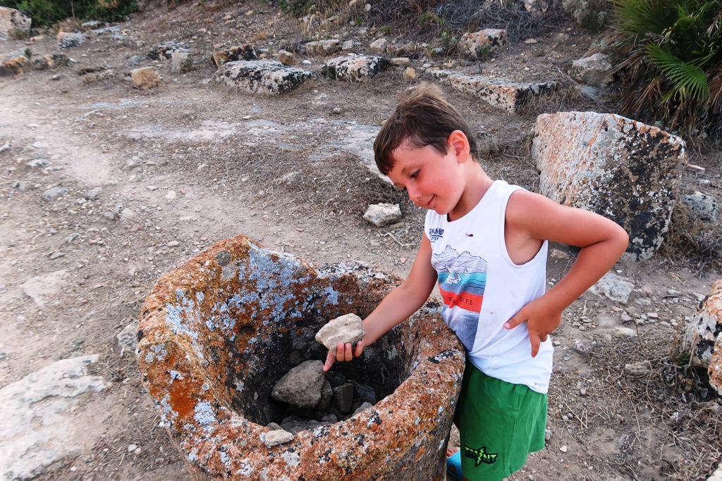 selinunte con bambini-piccolo archeologo