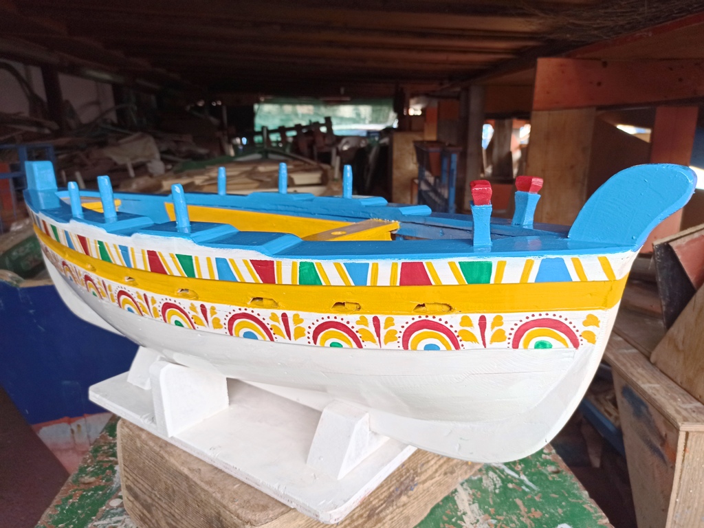 barca di legno ad acitrezza nei dintorni di catania