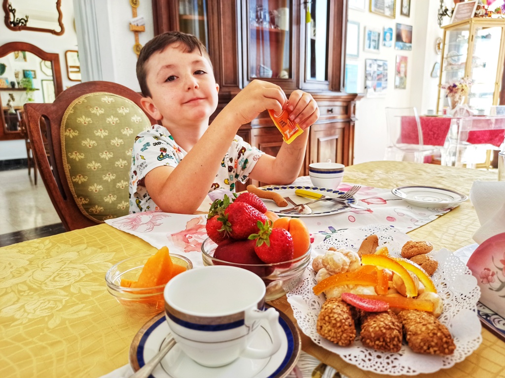 un bambino che fa colazione presso un bb nei dintorni di Catania