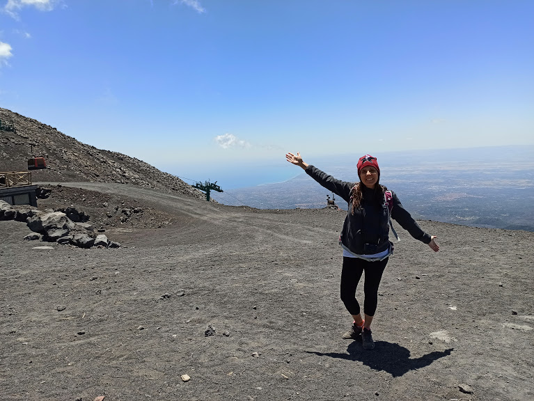 una donna sull'Etna a quota 2500 metri